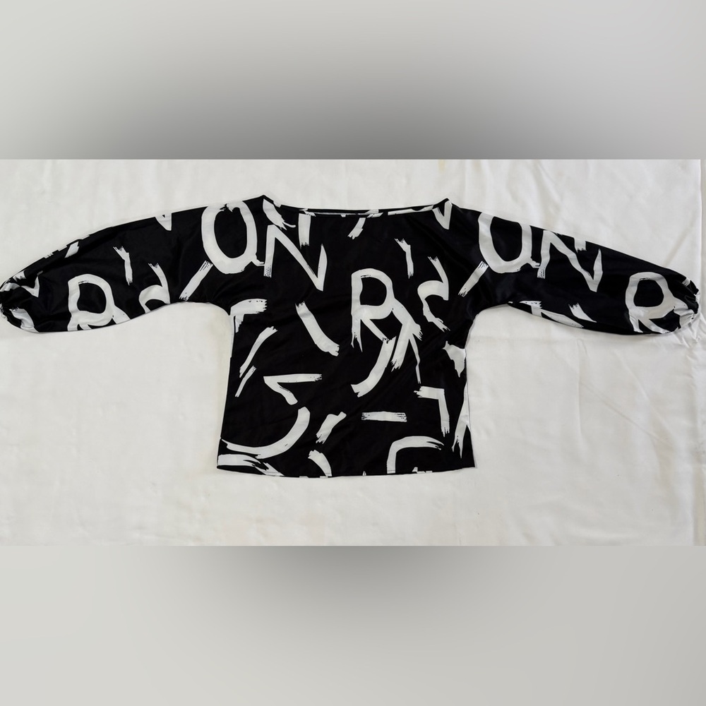 LONG SLEEVE BOAT NECK BLACK AND WHITE ABSTRACT BLOUSE